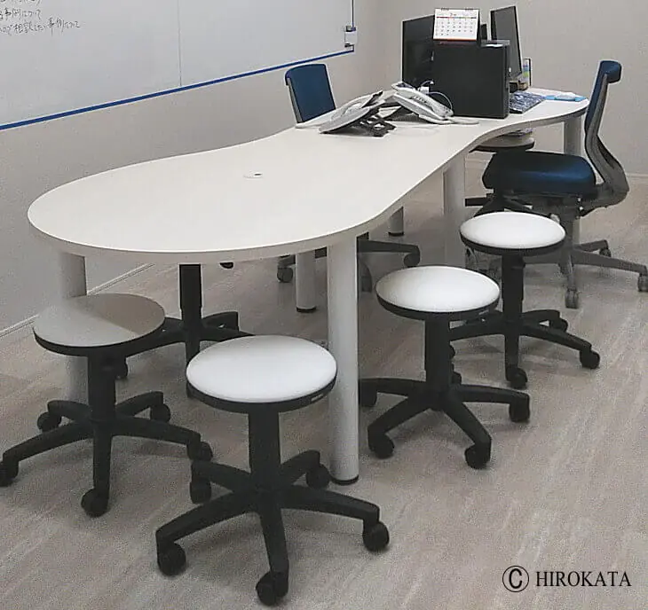 オフィスで使用するミーティングテーブル