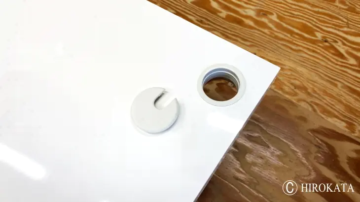 作業台天板の配線用開口穴キャップ